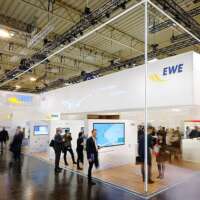 Messestand mit Monitore, Kaffeebar, Sitzplätze