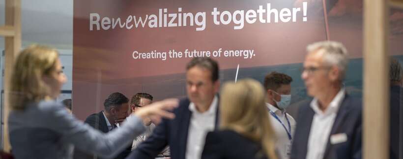"Creating the future of Energy" Besucher und Vertriebler auf Messestand Fachmesse HusumWind