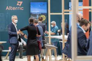 Messebesucher mit Mundschutz, Abstand, Messestand mit Ventilation